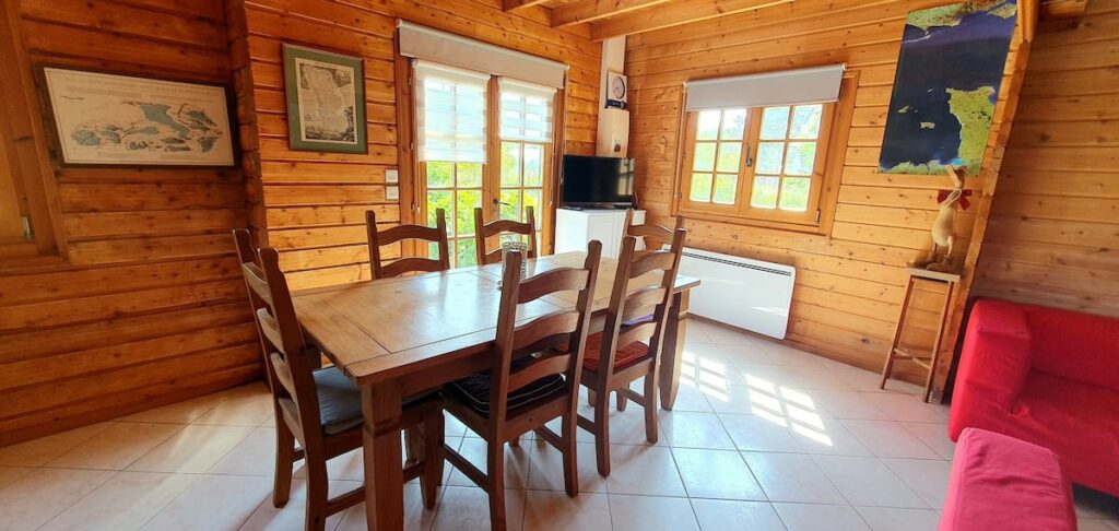 Chalet-6personnes-conciergerie-gouville-salleamanger